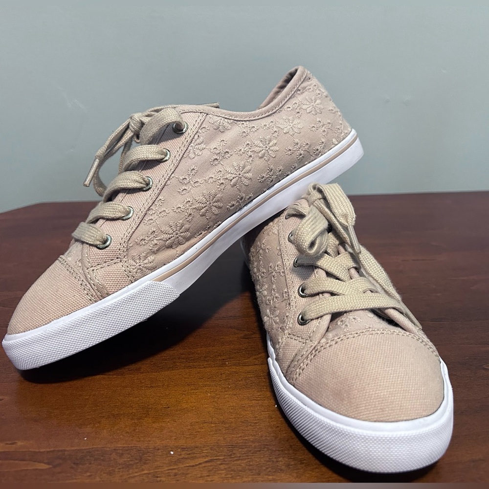 Liz Claiborne NY Boston, Tan sand, eyelet fabric lace up sneaker size 7-5